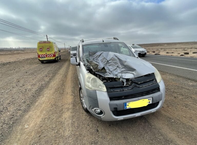 Un camión pierde una rueda e impacta contra un turismo en la FV-2