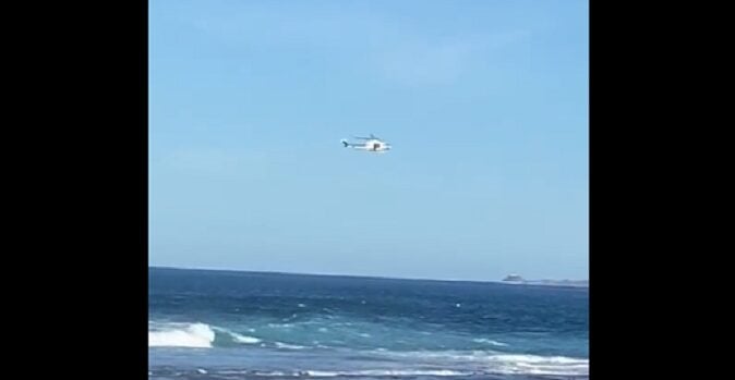 El helicóptero del GES rescata a dos surfistas en apuros en Corralejo