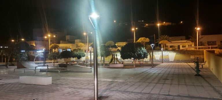 Tuineje instala nueva luminaria en espacios públicos