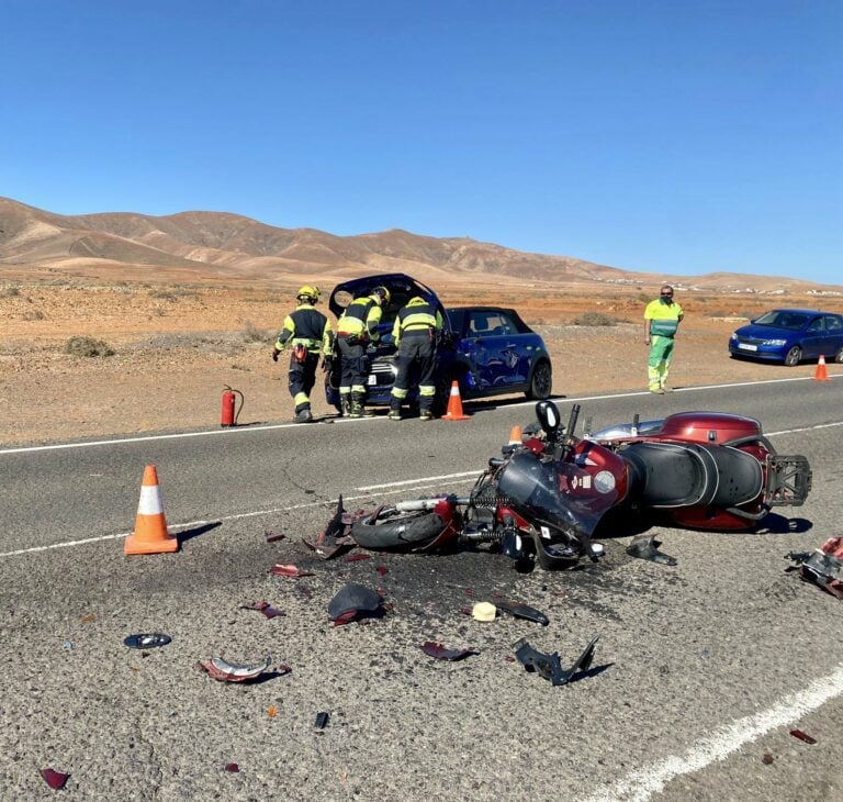 Colisión entre un turismo y una moto en la FV-20