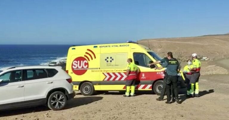 Rescatan en helicóptero a una mujer que cayó al mar en Fuerteventura