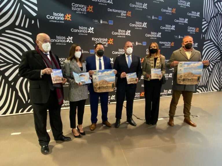 La Oliva presenta en Fitur la guía informativa que recorre los 21 senderos del municipio