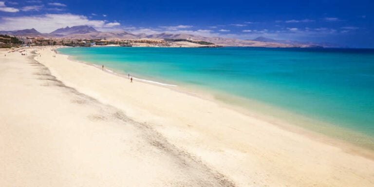 Un bañista grave tras desvanecerse en una playa de Costa Calma