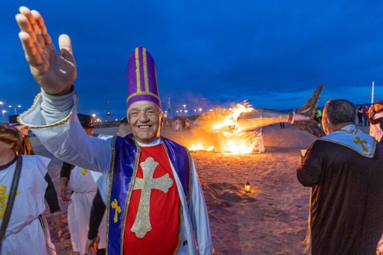 Puerto del Rosario dice adiós al Carnaval con el Entierro de la Sardina