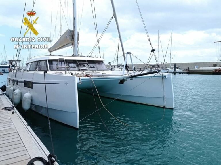 Rescatan un catamarán a la deriva entre las islas de Fuerteventura y Lanzarote