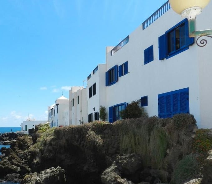El azul y el blanco se establecen como los colores de edificios en Corralejo y El Cotillo