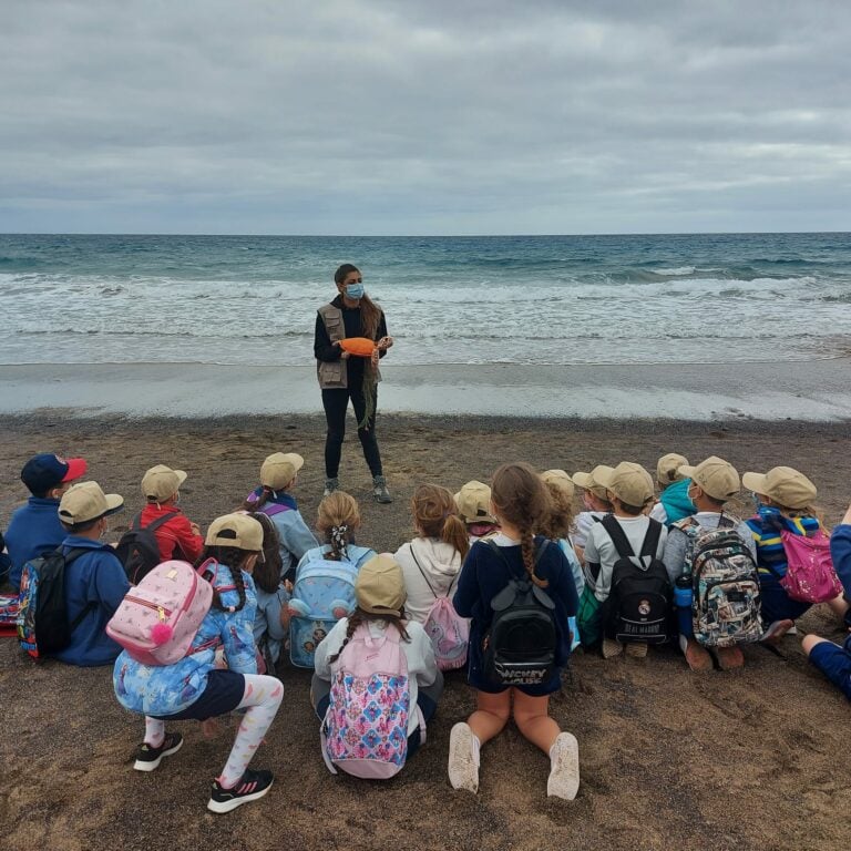 Alumnos del CEIP Pablo Neruda asisten a la suelta de tres ejemplares recuperados de tortuga boba