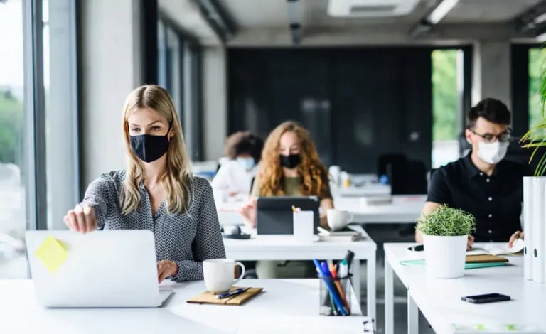 Canarias podría decir adiós al uso de mascarillas en interiores las próxima semana
