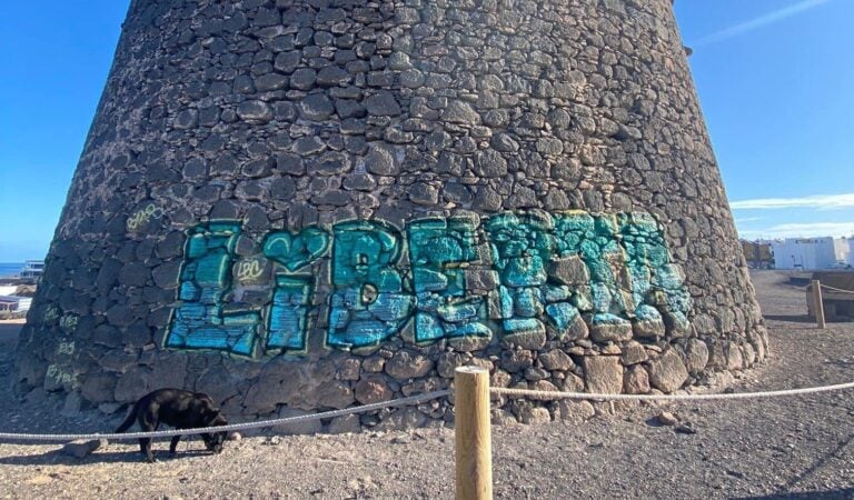 El Ayuntamiento de La Oliva denuncia el ataque vandálico a la Torre del Tostón