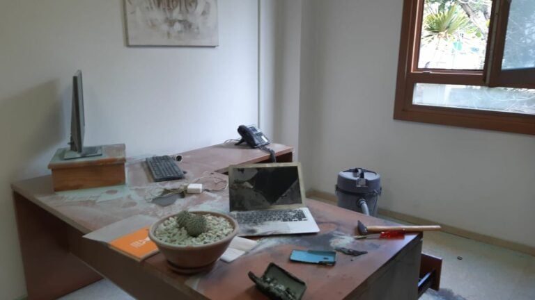 Entra en el Ayuntamiento con un cuchillo para quemar el despacho de un concejal