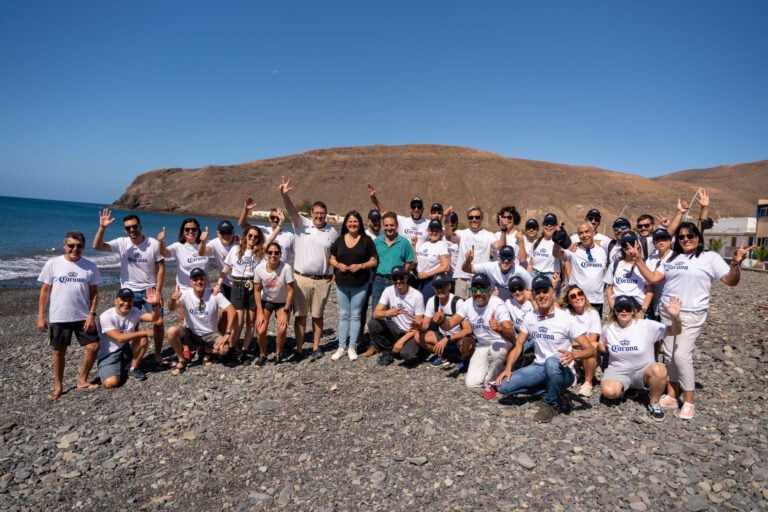 Tuineje lleva a cabo la limpieza de las playas del municipio