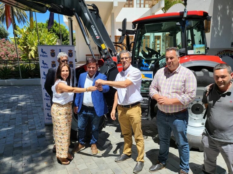 Pájara estrena maquinaria para el mantenimiento de las playas del municipio