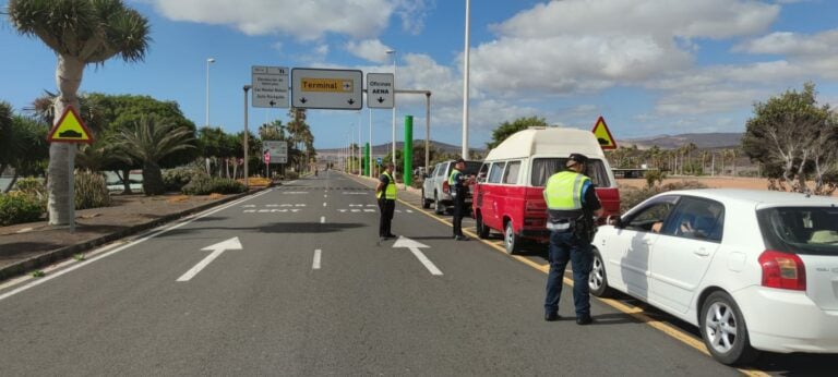 La Policía Local continúa con controles en el Aeropuerto por intrusismo en el sector del taxi