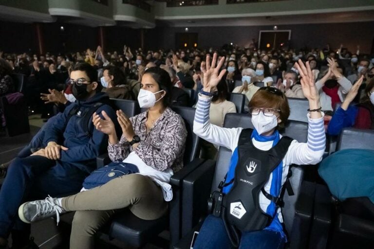 Mochilas sensitivas permitirán a las personas sordas disfrutar del FEM
