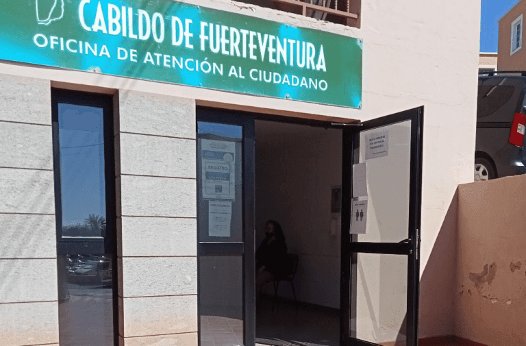 NC critica que los vecinos esperen al sol para ser atendidos en la OAC de Gran Tarajal