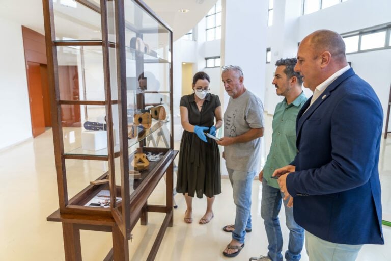 El Encuentro Nacional del Timple acoge las exposiciones de ‘El Colorao’ y del coleccionista Daniel Morales