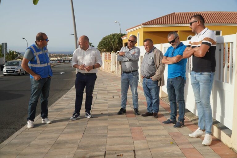 El presidente insular visita junto al alcalde de Antigua las obras de pavimentación en El Castillo