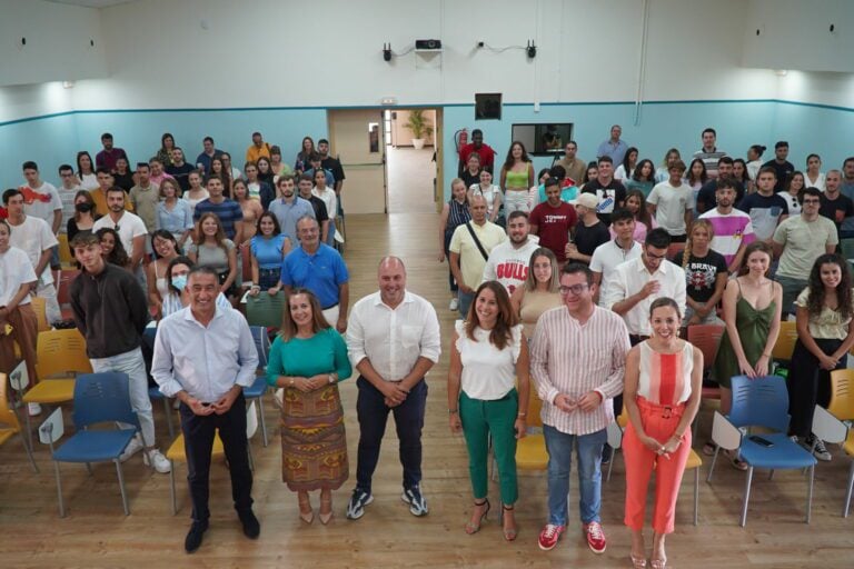 El Cabildo recibe a los 110 jóvenes que realizarán la Beca de Formación Práctica durante el verano