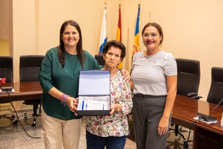 Tuineje hace entrega de un reconocimiento a Doña Inés Rodríguez Cabrera