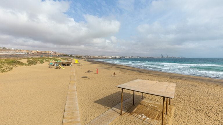 Puerto del Rosario retira la Bandera Azul de Playa Blanca: Este es el motivo