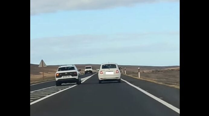 La guardia civil denuncia al chofer de una guagua y un turismo por conducción temeraria