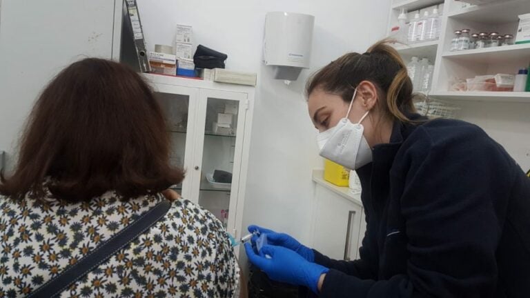 Canarias llama a los mayores de 12 años a vacunarse con dosis de refuerzo contra la covid-19