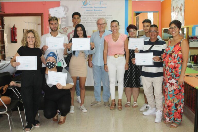 Quince personas se forman en servicios auxiliares de peluquería gracias al Cabildo