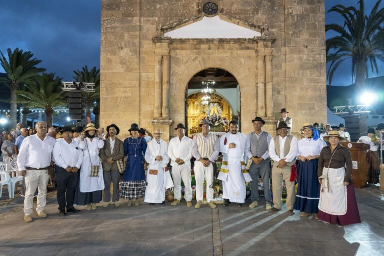 La Peña recibe la visita de miles de peregrinos en la Romería-Ofrenda