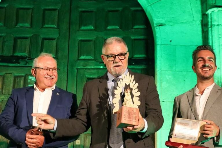 Tero Brito rinde homenaje a la Vega de Río Palmas en su pregón a La Peña