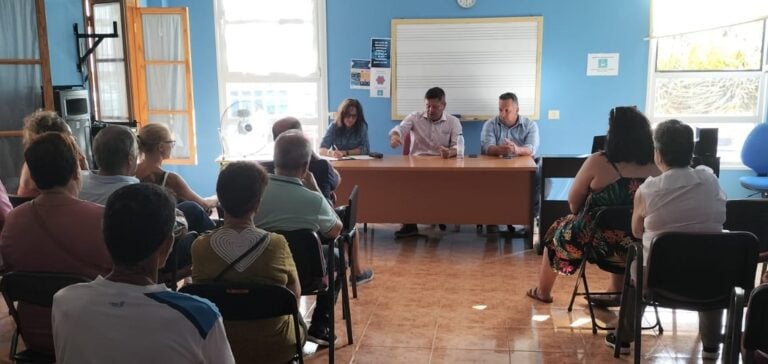 Reunión del gobierno de Pájara con los vecinos del Puertito de la Cruz tras el reciente incendio