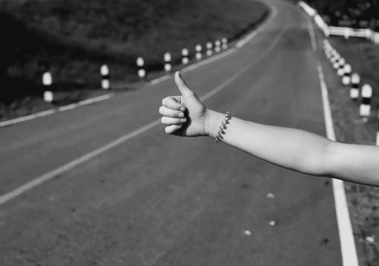 A clase ‘haciendo dedo’ en Tuineje por falta de un servicio de guaguas