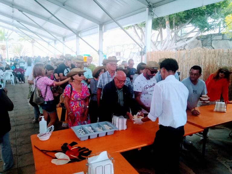 La Peña homenajea el puchero tradicional majorero con una degustación multitudinaria
