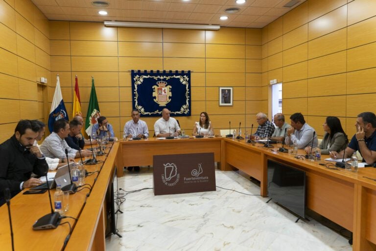 Cabildo pide a ayuntamientos que arrimen el hombro para asumir los sobre costes de la desalación del agua