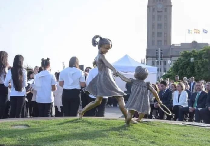 Santa Cruz de Tenerife inaugura una escultura en honor a Anna y Olivia