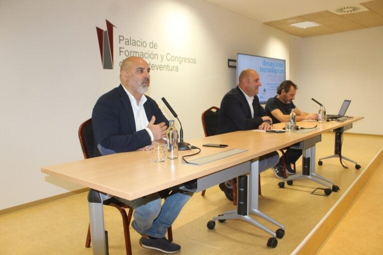 El fundador de Open Arms protagoniza los Desayunos Tecnológicos del Cabildo