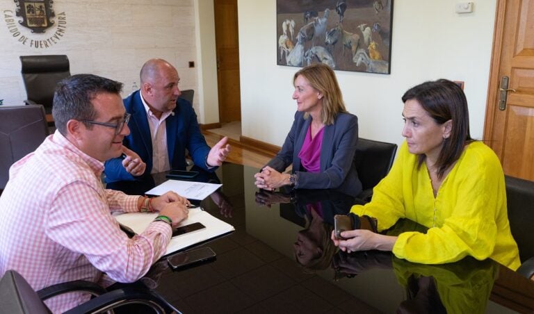 La delegada del Defensor del Pueblo se interesa por la situación de los menores migrantes en Fuerteventura