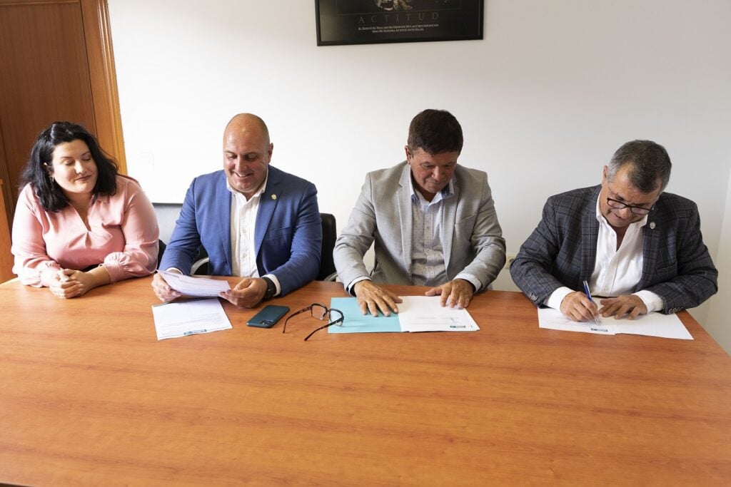 Cabildo y Ayuntamiento de Pájara firman un convenio para la difusión y fomento de la artesanía