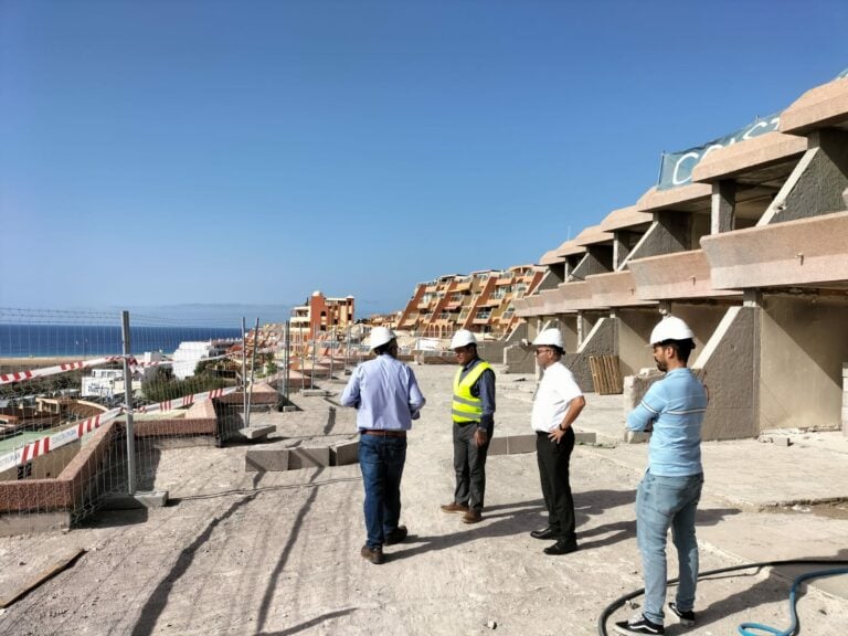 El alcalde Pedro Armas visita las obras de rehabilitación del Hotel Stella Canaris