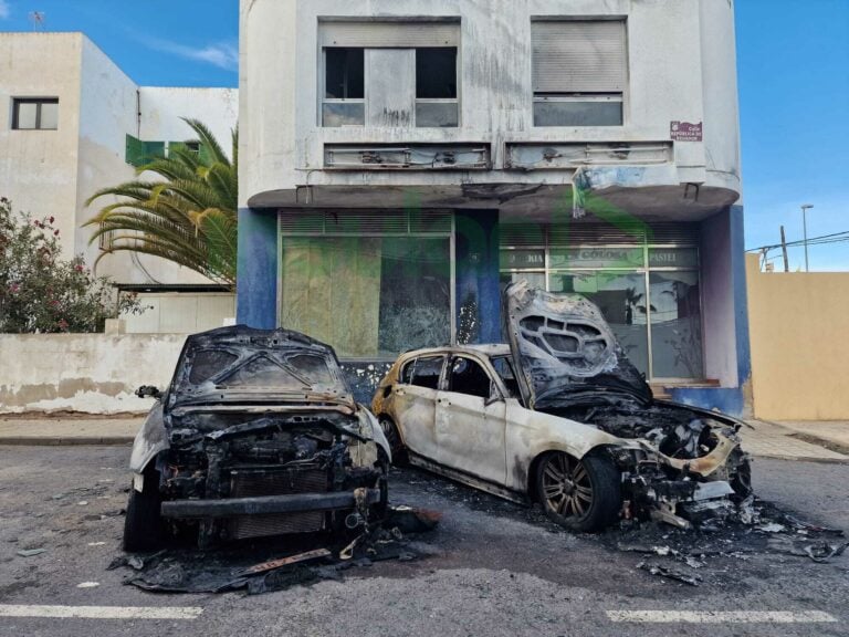 Otros dos turismos calcinados de madrugada en Puerto del Rosario