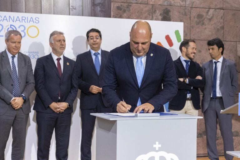 Lloret firma el protocolo de gratuidad del Bono Residente Canario en las islas