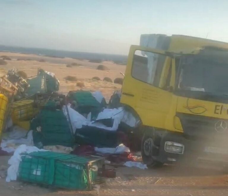 Herido tras el vuelco de un camión en Fuerteventura