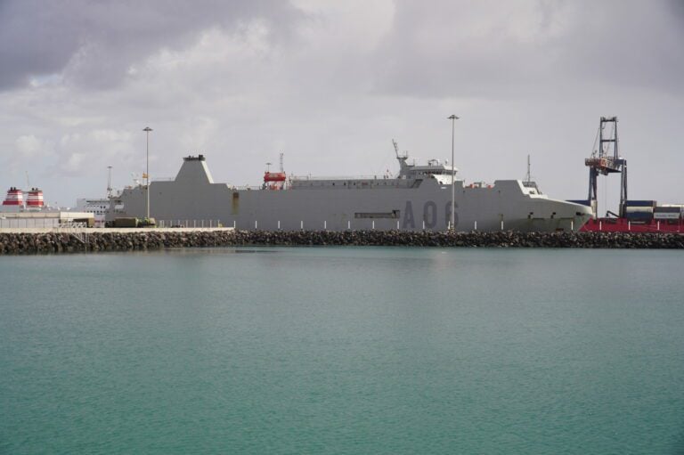 El buque de apoyo logístico ‘Ysabel’ atraca en el puerto capitalino