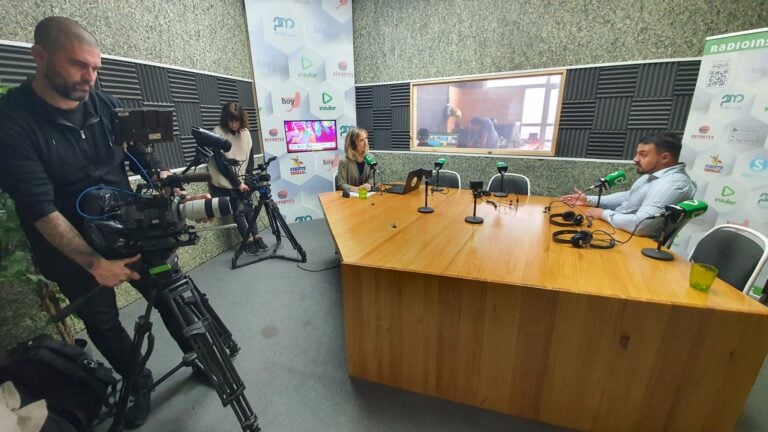 La grabación del documental sobre Edu Blasco para Movistar Plus+ se cuela en Radio Insular