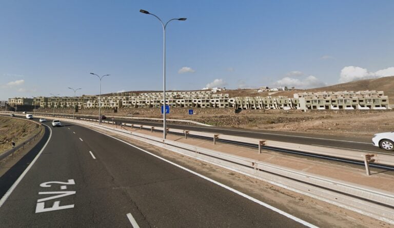 Avanzan las negociaciones para convertir el mamotreto de casas de Playa Blanca en vivienda social