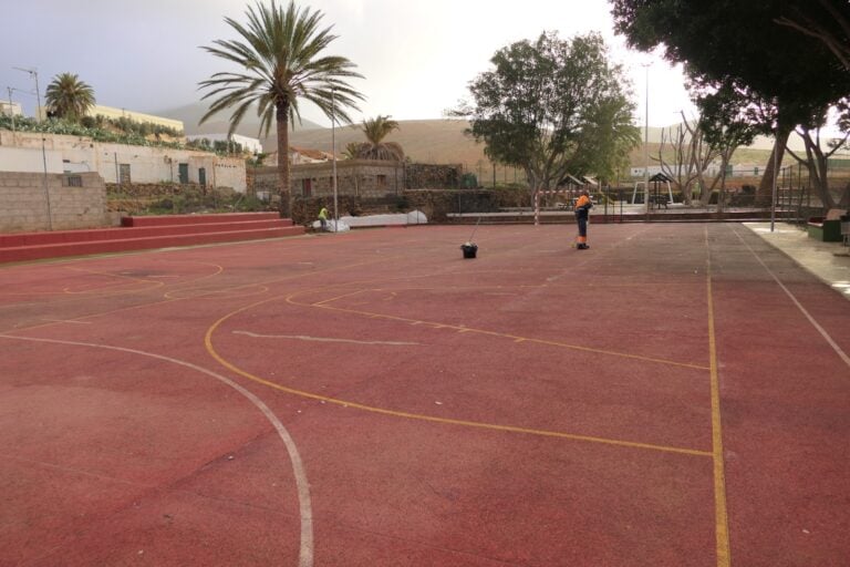 Pájara inicia los trabajos de remodelación de la cancha de fútbol sala de Toto