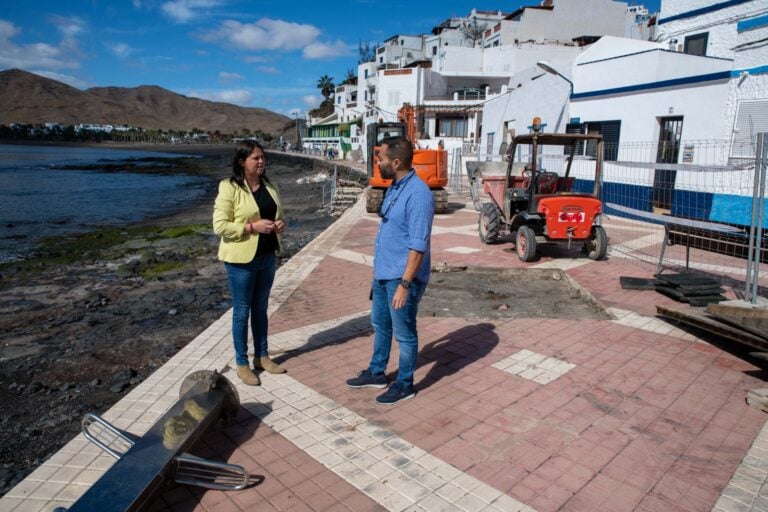 Tuineje inicia el cambio de pavimento de la avenida de Las Playitas