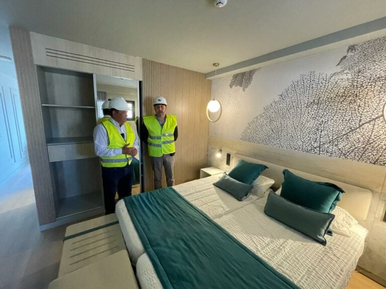 Pedro Armas visita las obras del futuro establecimiento R2 Higos Beach de Costa Calma