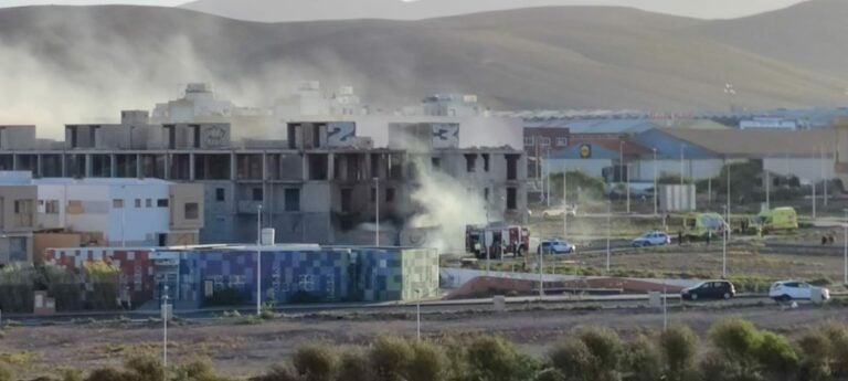 Evacuada una mujer por inhalar humo en el incendio de una casa okupada en Rosa Vila