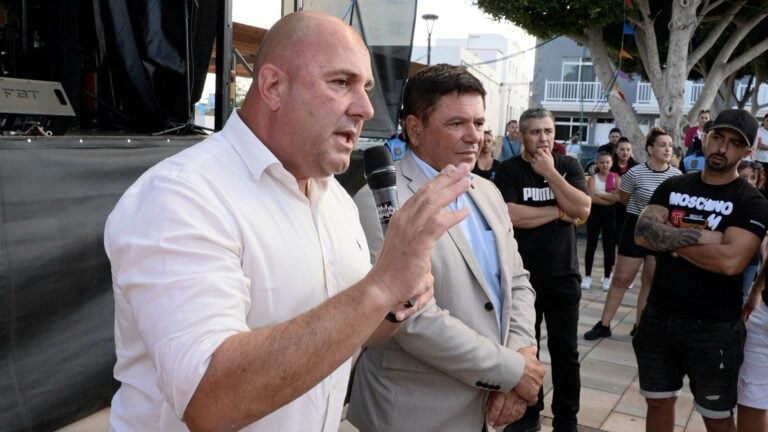 Lloret y Armas dan la cara ante los vecinos de La Lajita por los cortes de agua