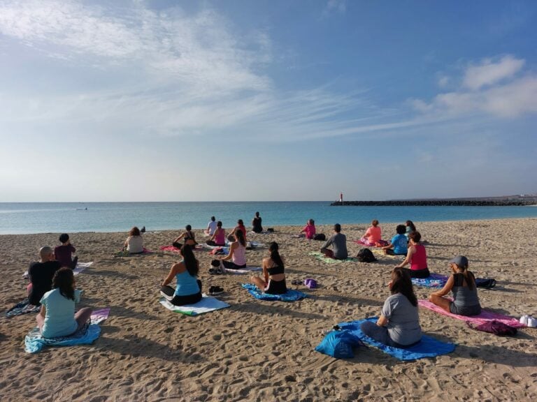La playa de Los Pozos acoge el programa gratuito ‘Domingos saludables con Yoga’
